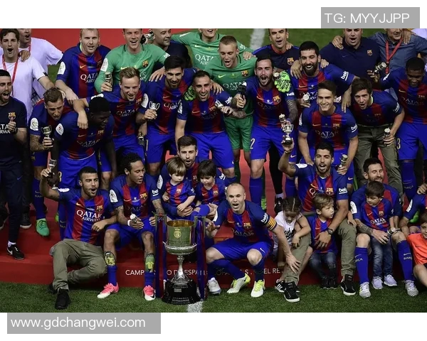 足球传奇齐聚一堂明星合影展现球场荣耀与友谊的瞬间 足球传奇齐聚一堂明星合影展现球场荣耀与友谊的瞬间