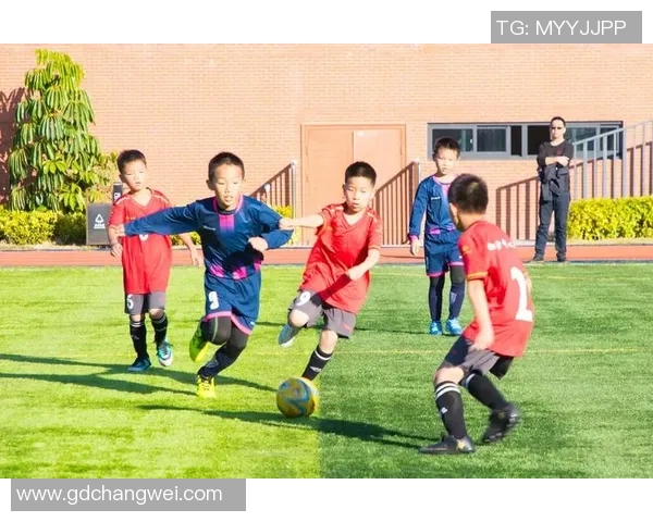 足球明星亲笔签名赠予孩子们点燃梦想的希望之光