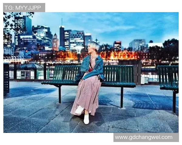 足球明星头像与法国女孩的奇妙邂逅展现青春活力与梦想追逐